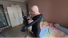 マスク女の部屋に突入
